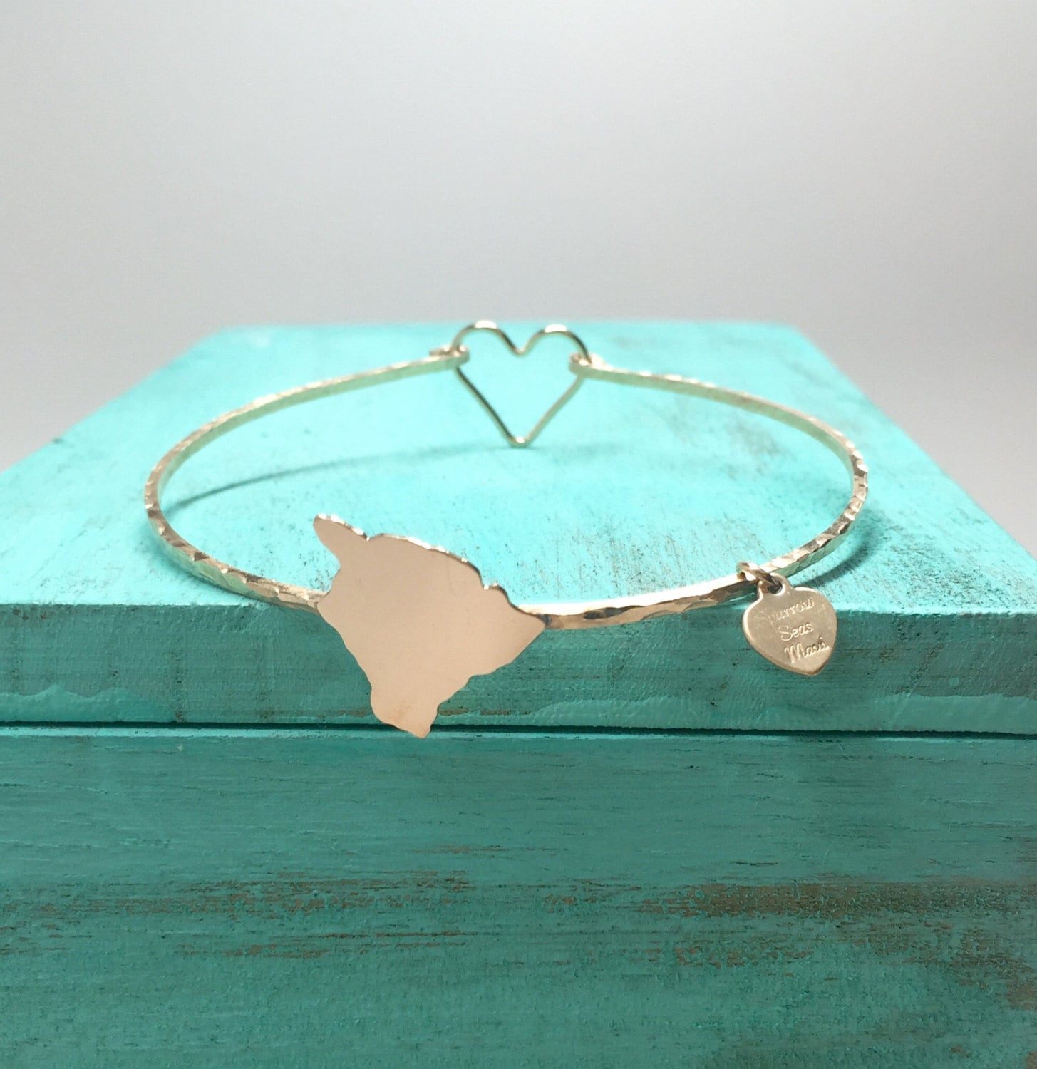 Hawaii Armreif, Herz in Der Big Island Von 14K Gf Oder Sterling Silber Mit Verschluss Sparrow Seas Hawaii Armreif, Herz in Der Big Island Von 14K Gf Oder Sterling Silber Mit Verschluss Sparrow Seas von SparrowSeas