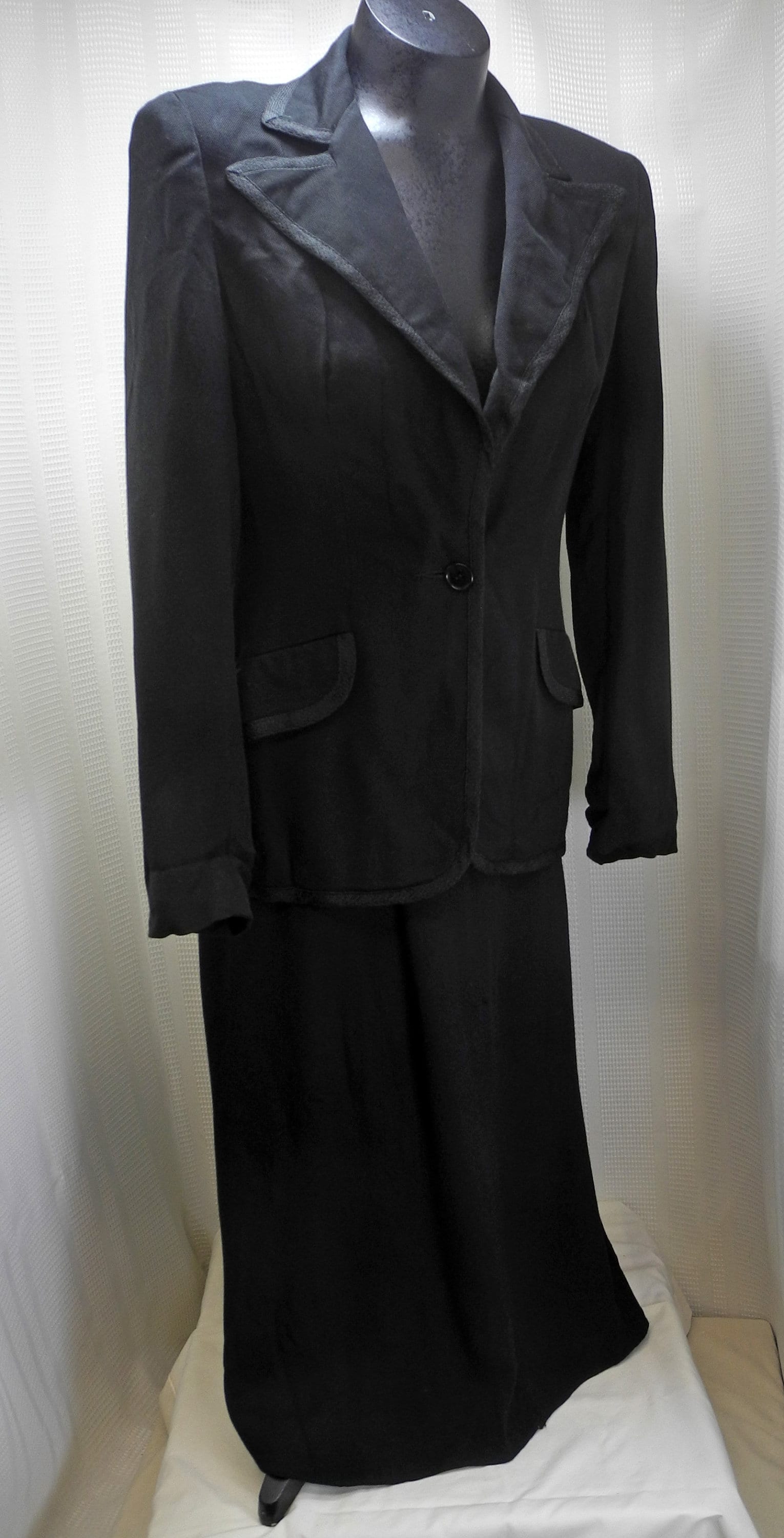 Vintage 1960Er Jahre Schwarz Breites Revers Brokat Borte Gefüttert Blazer Jacke & Gored Rock von SpatstoSpursVintage