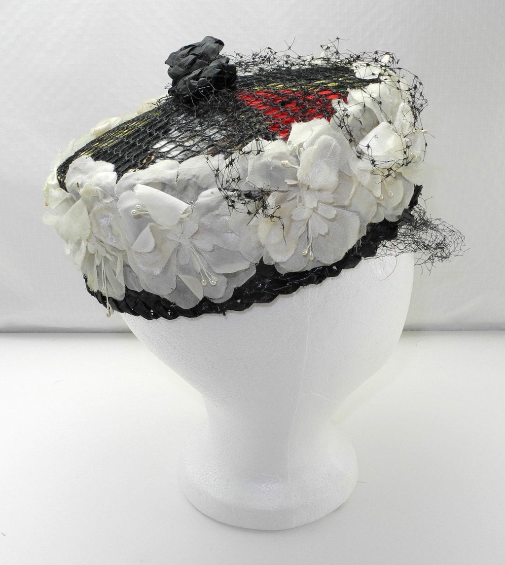 Vintage Pillbox Hut Rot/Schwarz/Weiße Federn - Blumen Netzstoff Schwarz von SpatstoSpursVintage