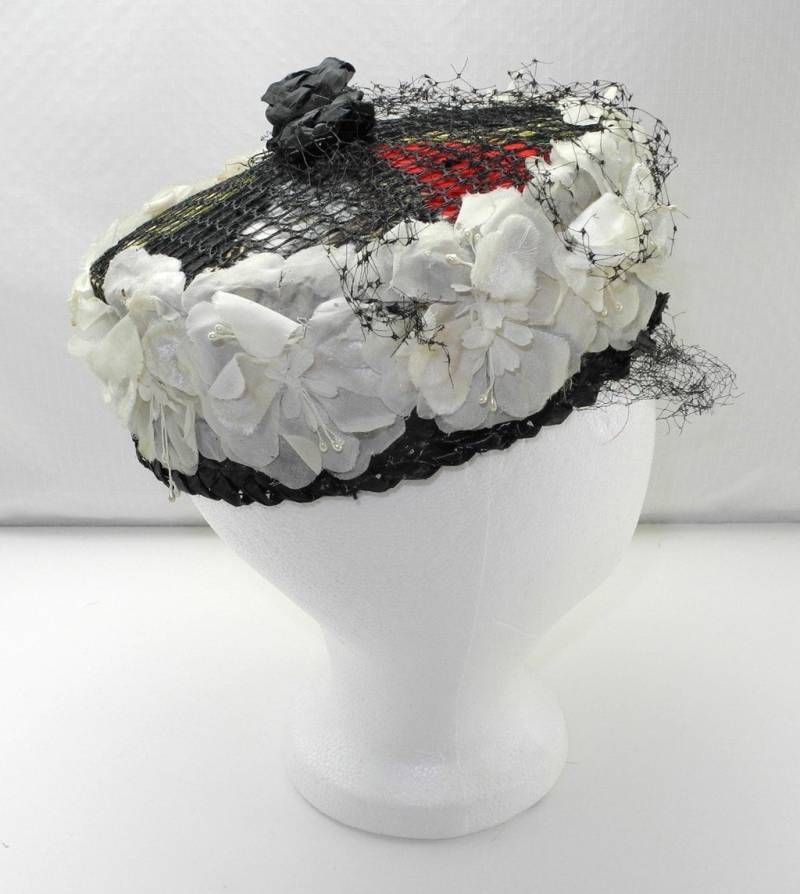 Vintage Pillbox Hut Rot/Schwarz/Weiße Federn - Blumen Netzstoff Schwarz Vintage Pillbox Hut Rot/Schwarz/Weiße Federn - Blumen Netzstoff Schwarz von SpatstoSpursVintage