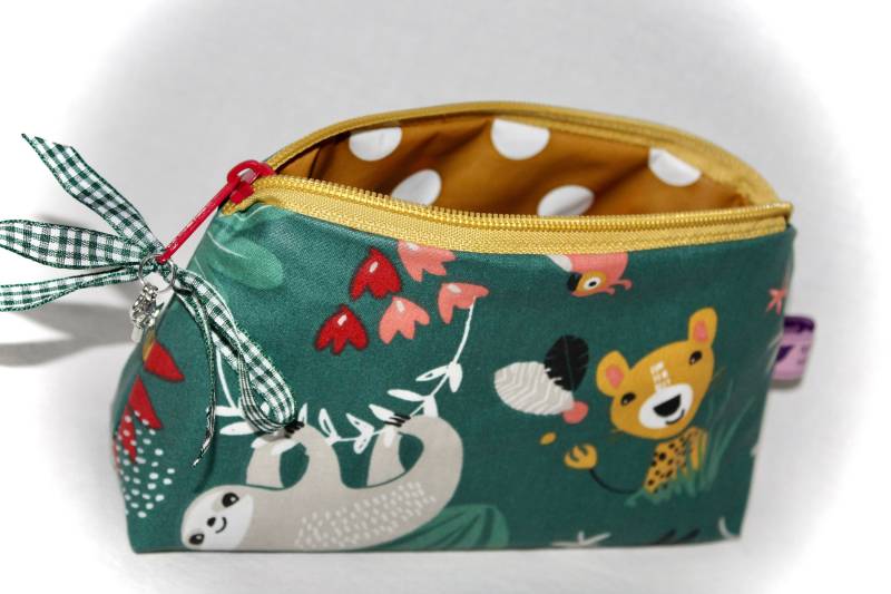 Kleine Kosmetiktasche in Grün Und Senfgelb Mit Faultier Dschungeltieren von Spatzenland