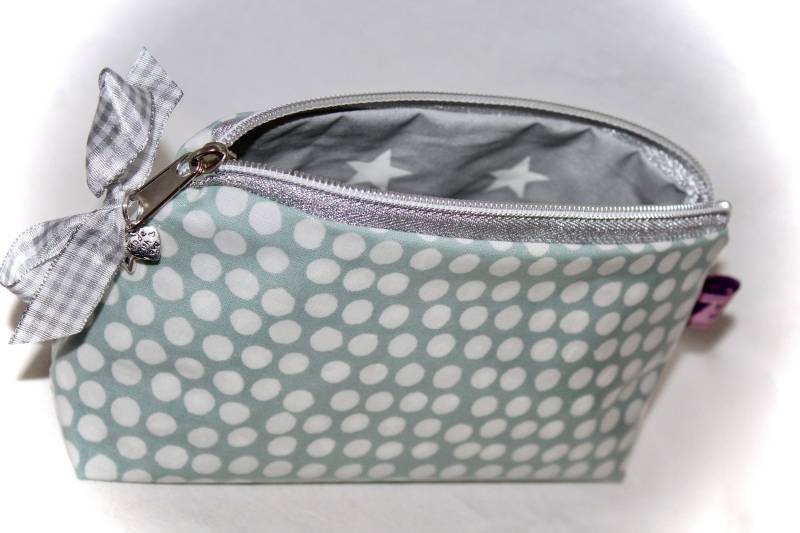 Kosmetiktasche Mit Namen in Mintgrün Polka Dots & Sternen von Spatzenland