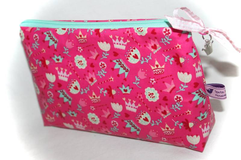 Kosmetiktasche in Pink Türkis Mit Kronen von Spatzenland