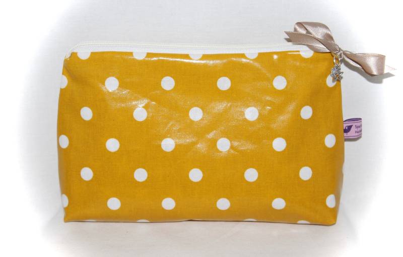 Süsse Kosmetiktasche in Ocker Gelb Und Taupe Mit Polka Dots von Spatzenland