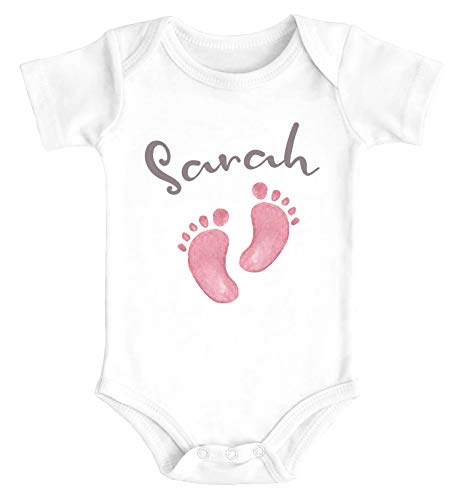 SpecialMe® Baby Body mit Namen Bedrucken Lassen Babyfüße Fußabdruck Geschenk zur Geburt Kurzarm Bio Baumwolle Mädchen weiß 3-6 Monate von SpecialMe