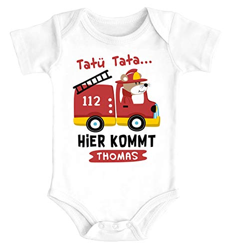 SpecialMe® Baby Body mit Namen Bedrucken Lassen Feuerwehr-Auto Tatütata Hier kommt [Wunschname] Kurzarm Bio Baumwolle weiß 0-3 Monate von SpecialMe