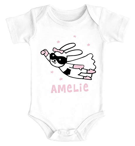 SpecialMe® Baby Body mit Namen Bedrucken Lassen Hase Superheld personalisierbares Geschenk Geburt Kurzarm Bio Baumwolle Mädchen weiß 3-6 Monate von SpecialMe