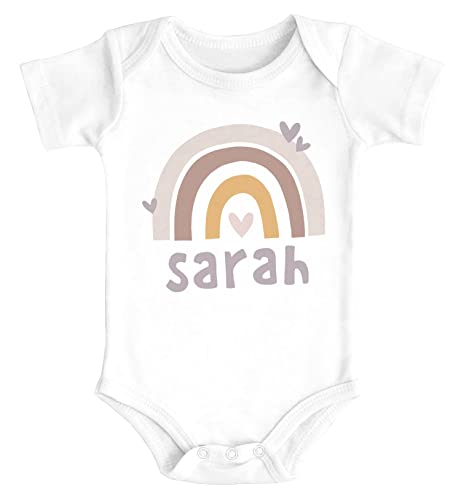 SpecialMe® Baby Body mit Namen Bedrucken Lassen Motiv Regenbogen Skandi Stil Kurzarm Bio Baumwolle weiß 0-3 Monate von SpecialMe