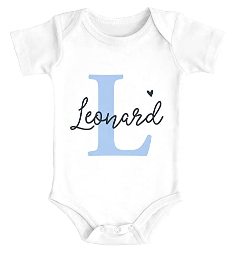 SpecialMe® Baby Body mit Namen personalisiert Herz Initiale Anfangsbuchstabe Geschenk Geburt Kurzarm Bio Baumwolle Jungen weiß 0-3 Monate von SpecialMe