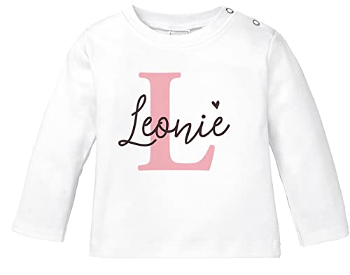 SpecialMe® Baby Langarmshirt mit Namen personalisiert Herz Initiale Anfangsbuchstabe Geschenk Geburt Junge Mädchen Bio-Baumwolle Mädchen weiß 68/74 (4-9 Monate) von SpecialMe