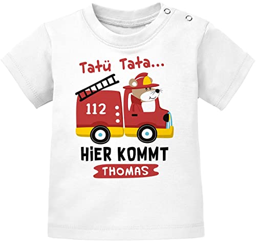 SpecialMe® Baby T-Shirt mit Namen personalisiert Feuerwehr-Auto Spruch Tatütata Hier kommt [Wunschname] Kurzarm Bio-Baumwolle weiß 92/98 (16-24-Monate) von SpecialMe