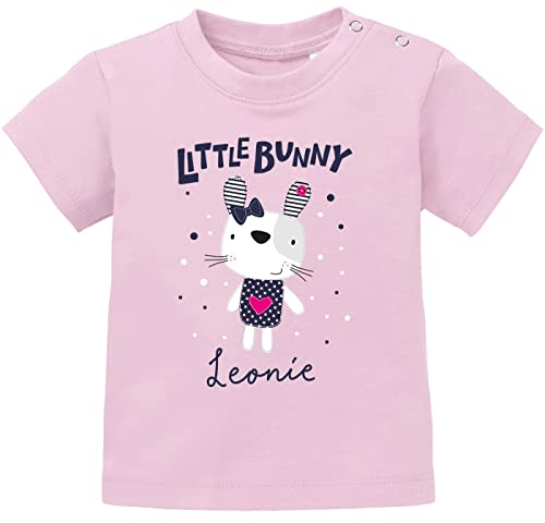 SpecialMe® Baby T-Shirt mit Namen personalisiert Hase Aufschrift Little Bunny Mädchen Kurzarm Bio-Baumwolle rosa 92/98 (16-24-Monate) von SpecialMe