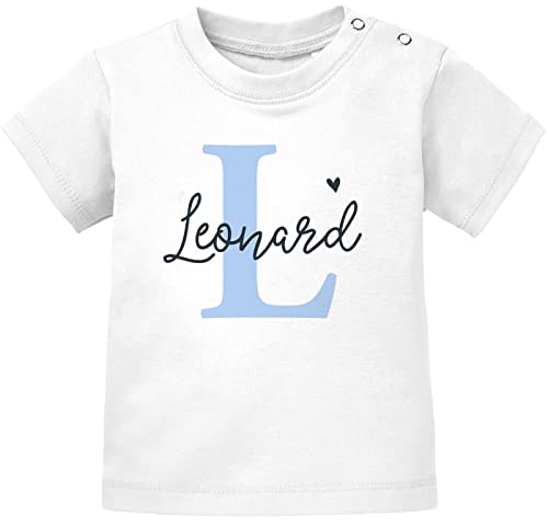 SpecialMe® Baby T-Shirt mit Namen personalisiert Herz Initiale Anfangsbuchstabe Geschenk Geburt Junge Mädchen Kurzarm Bio-Baumwolle Jungen weiß 68/74 (4-9 Monate) von SpecialMe