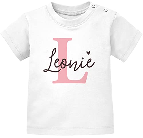 SpecialMe® Baby T-Shirt mit Namen personalisiert Herz Initiale Anfangsbuchstabe Geschenk Geburt Junge Mädchen Kurzarm Bio-Baumwolle Mädchen weiß 68/74 (4-9 Monate) von SpecialMe