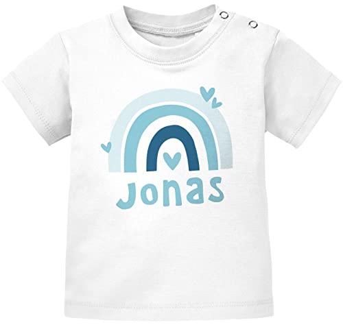 SpecialMe® Baby T-Shirt mit Namen personalisiert Regenbogen Skandi Stil Mädchen Jungen Kurzarm Bio-Baumwolle Jungs weiß 68/74 (4-9 Monate) von SpecialMe