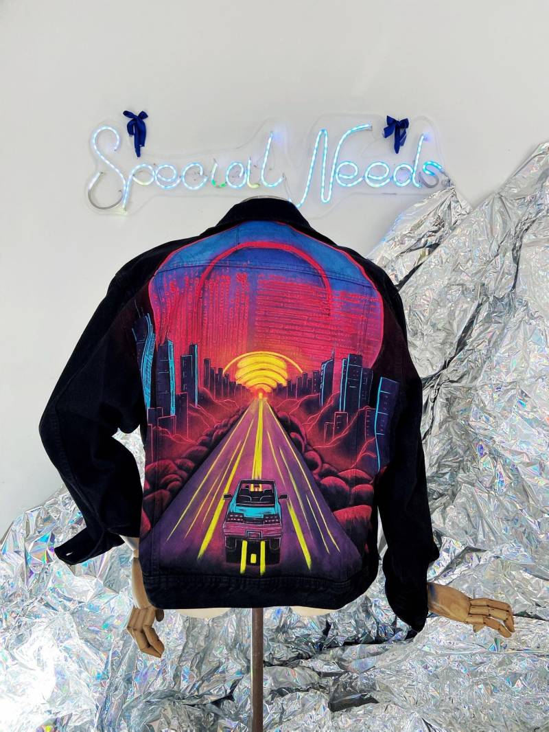 Handbemalte Jeansjacke, Maßgeschneiderte Übergroße Jeans Streetwear, Bemalte Jacke Für Festival Oder Rave Outfit, Textilkunst Kleidung, Fahrer von SpecialNeedsCustom