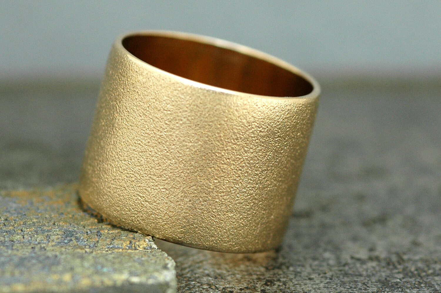 14K Gold Ehering Mit Pinbrushed Finish - Custom Made 15mm Breites Band von Specimental