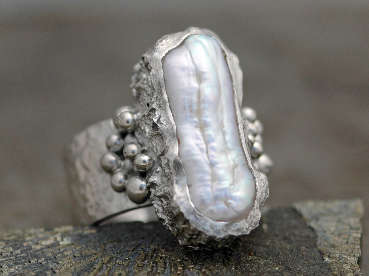 Barocke Biwa Perle in Strukturiertem Sterling Silber Ring Konisch Breites Band von Specimental