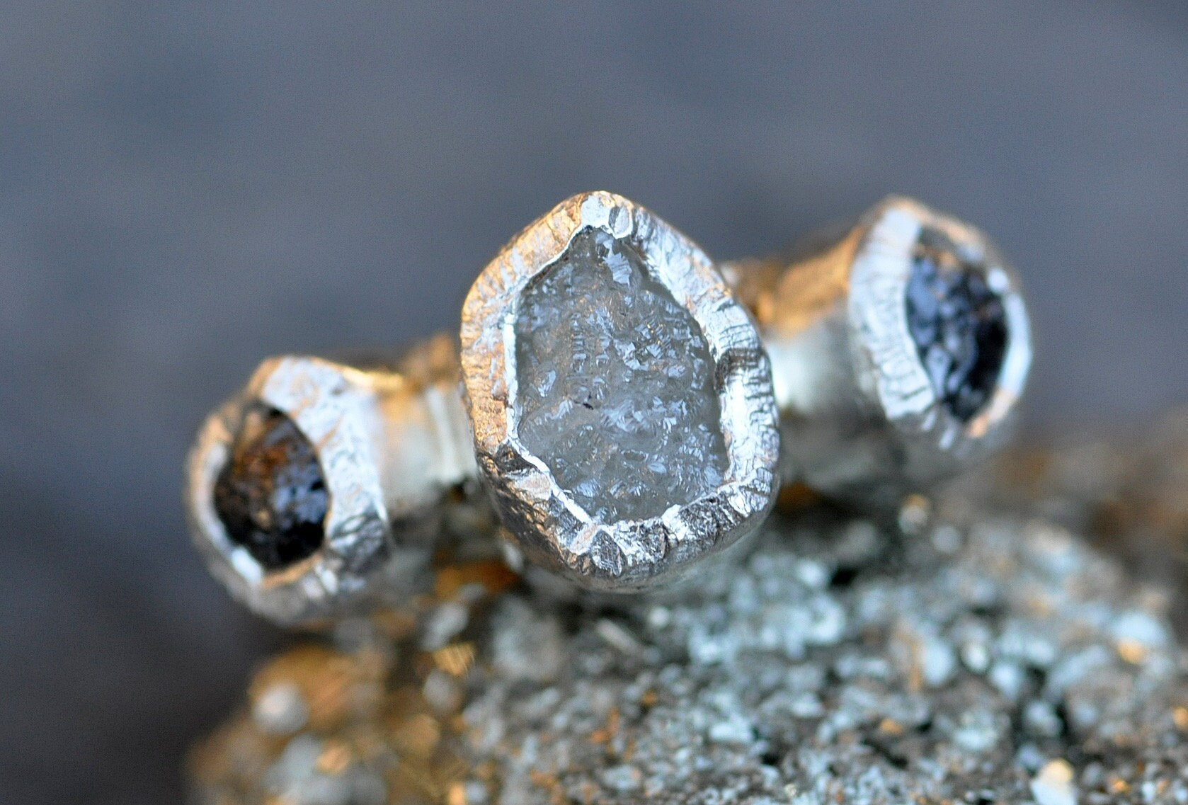 Dreifach Schwarz Und Weiß Rohdiamant Ring in Sterling Silber - Custom Made Band Handmade von Specimental