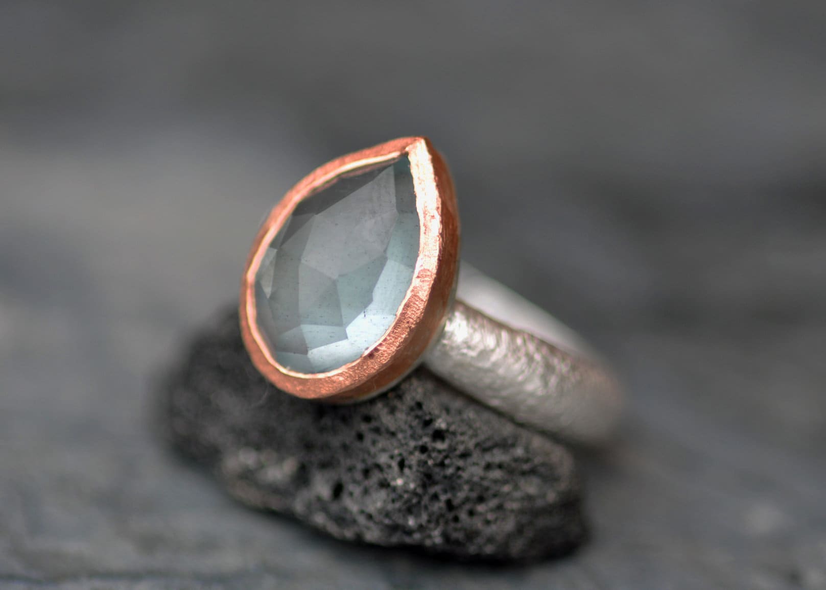 Großer Rose Cut Aquamarin Auf Retikuliertem Sterlingsilber-Ring Mit Rosegold - Bestellung Handgefertigt von Specimental