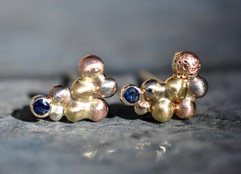 Kleine Blaue Saphire in Orb Cluster Rose, Weiß Und Gelbgold Ohrstecker-Made To Order Handmade von Specimental