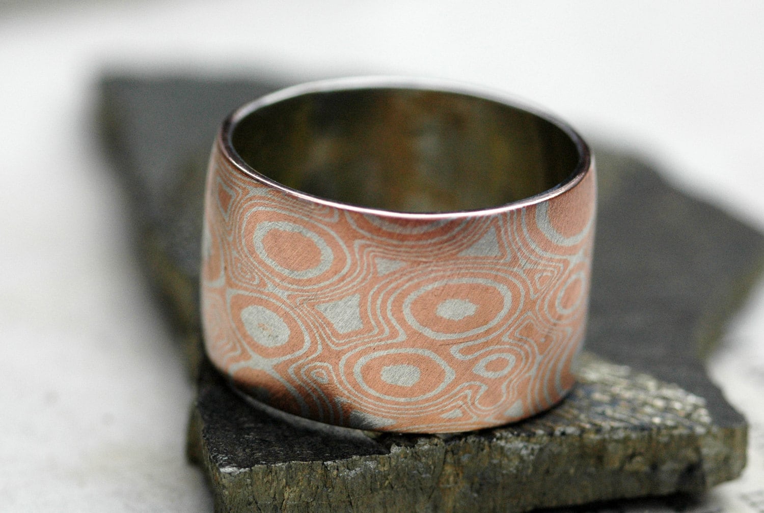 Mokume Gane Breiter Band Ring in Argentium Silber Und Kupfer - Made To Order Ehering von Specimental