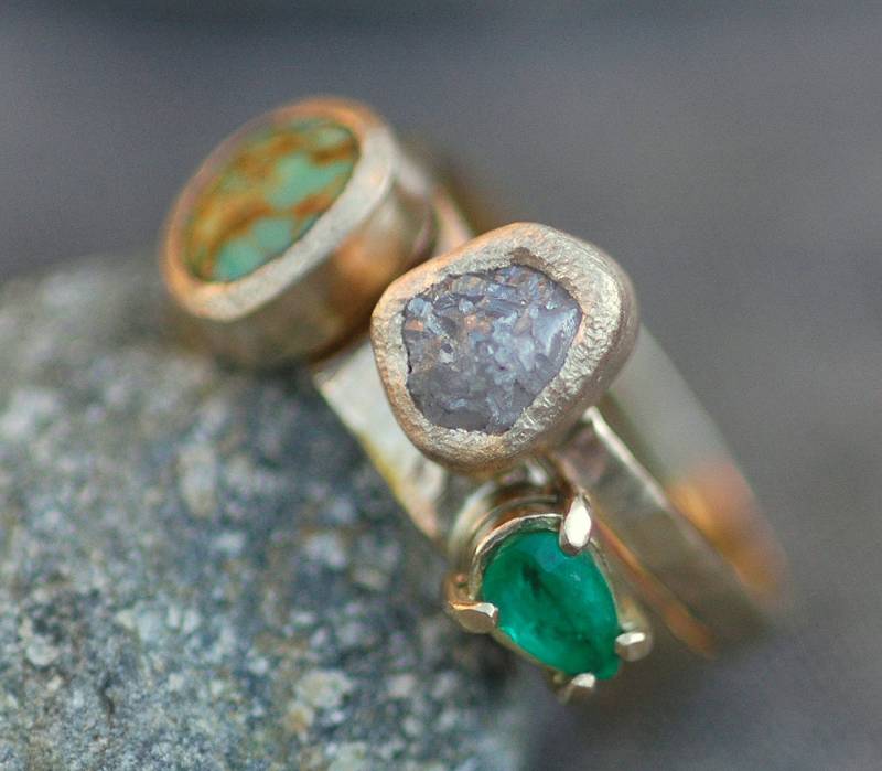 Multistone 14K Gold Stapel-Verlobungs- Und Ehering-Set - Rohe Geschliffene Edelsteine Handgefertigt von Specimental