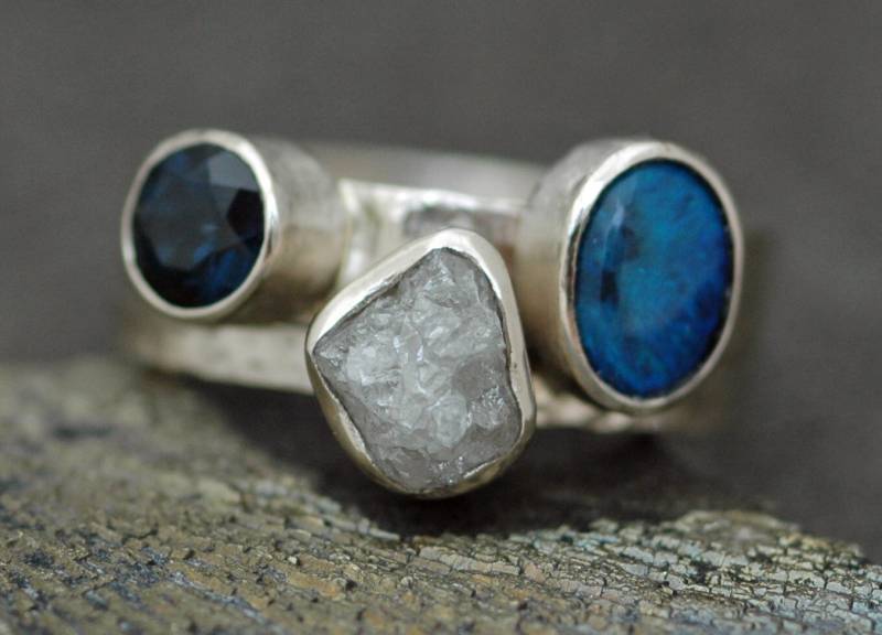 Multistone 18K Recycled Gold Stacking Verlobungs- Und Ehering Set - Rohdiamant, Saphir Schwarzopal Handgemacht von Specimental