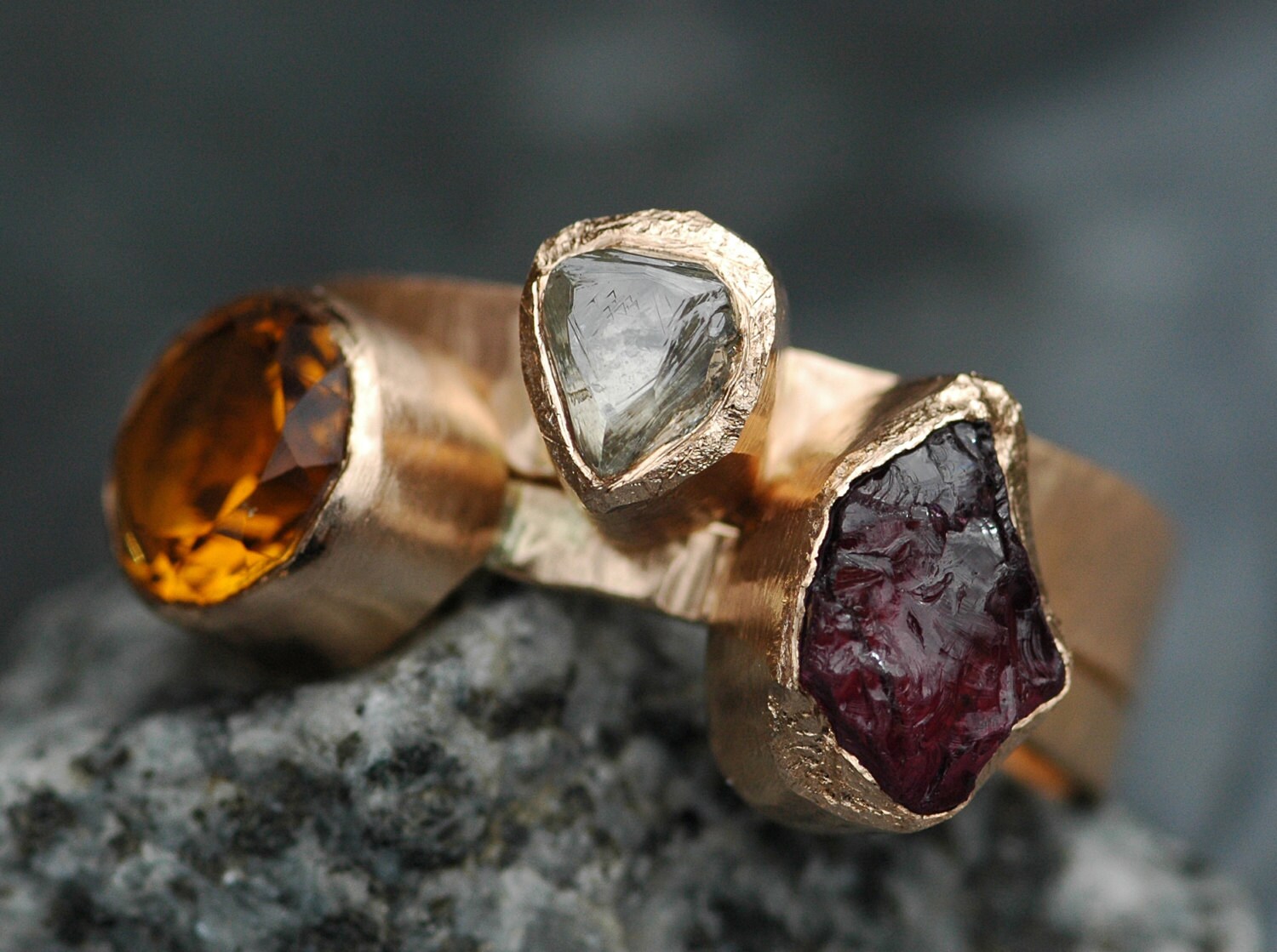 Multistone Recycled Gold Stacking Verlobungs- Und Ehering Set - Rohdiamant, Citrin Rhodolith Granat Handmade Multistone Recycled Gold Stacking Verlobungs- Und Ehering Set - Rohdiamant, Citrin Rhodolith Granat Handmade von Specimental