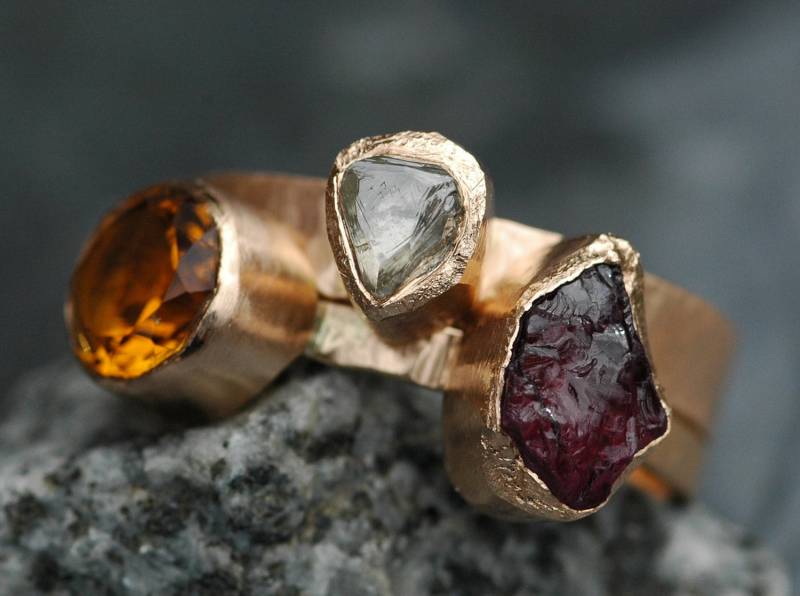 Multistone Recycled Gold Stacking Verlobungs- Und Ehering Set - Rohdiamant, Citrin Rhodolith Granat Handmade von Specimental