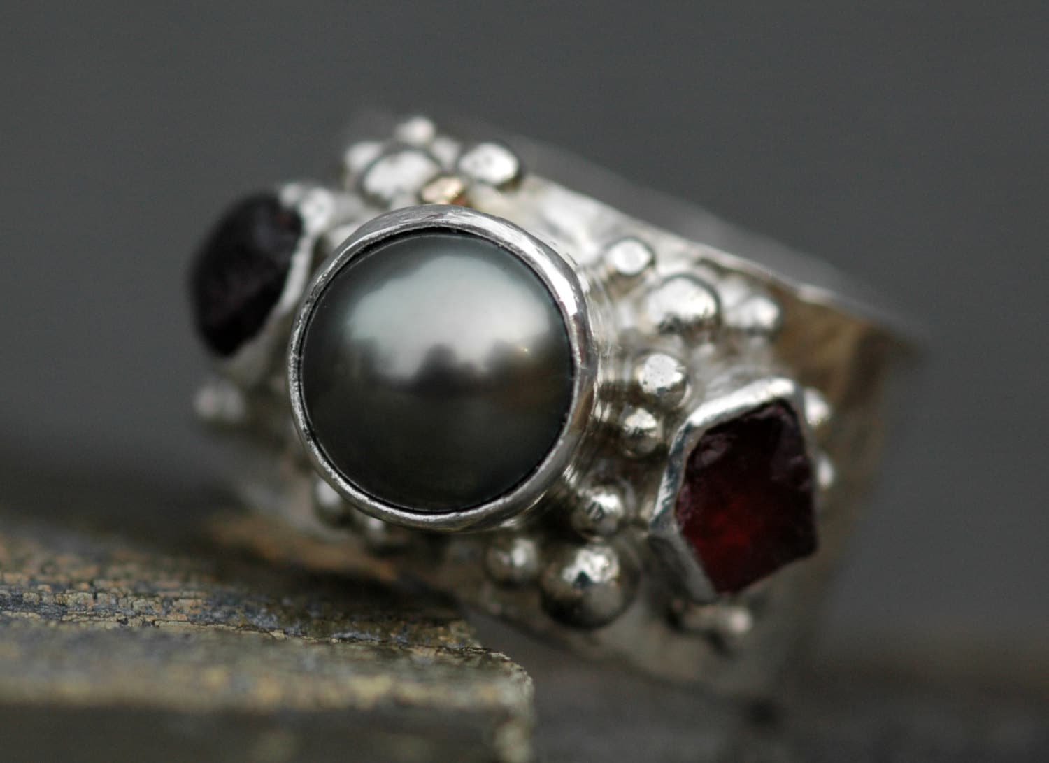 Multistone Tahiti Perle Und Rohe Edelsteine in Gehämmertem Sterling Silber Ring - Custom Made Handmade von Specimental