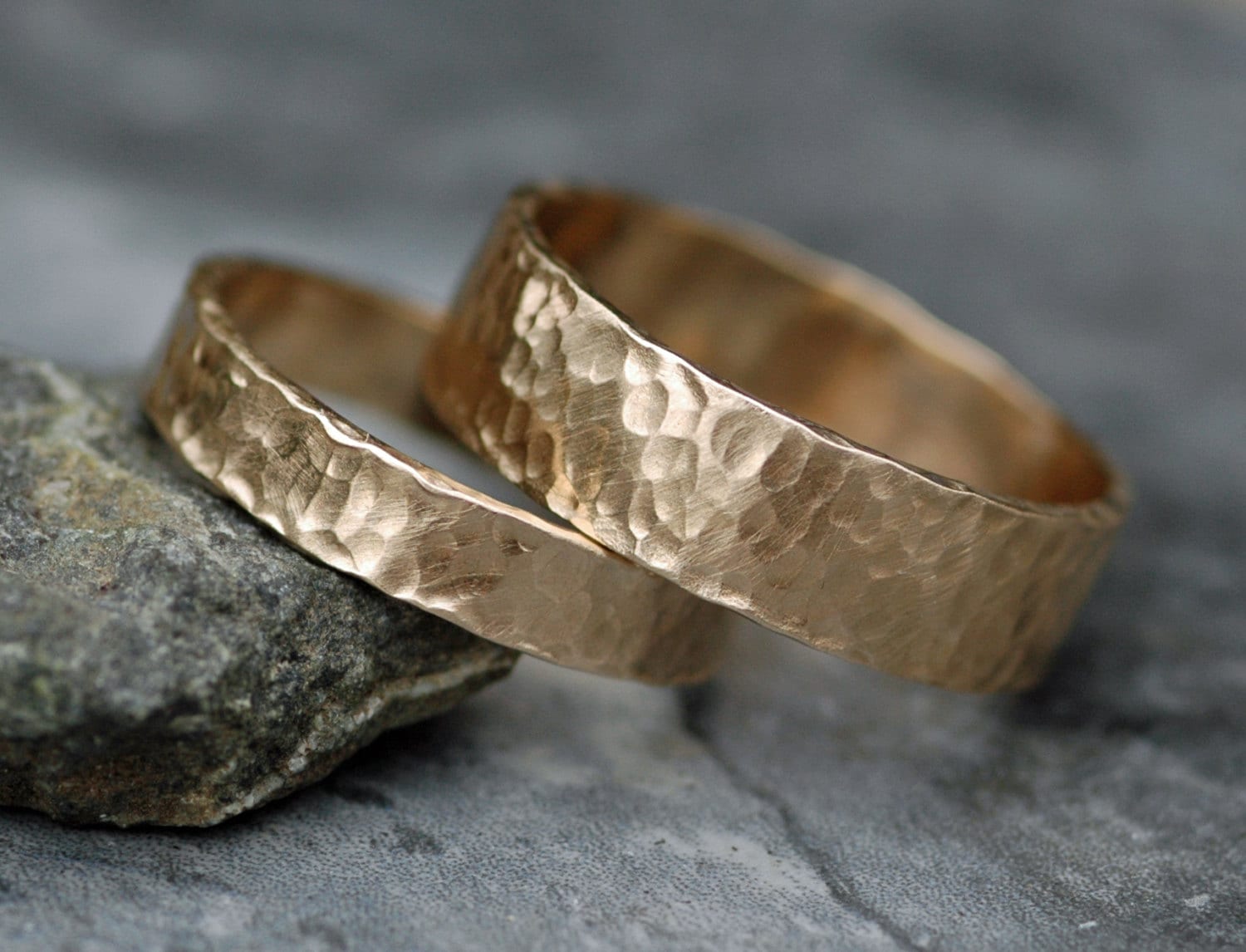 Recycled 14K Gelb Rose Oder Weißgold Gehämmert Ehering Set Seine Und Ihr Paar Eheringe von Specimental