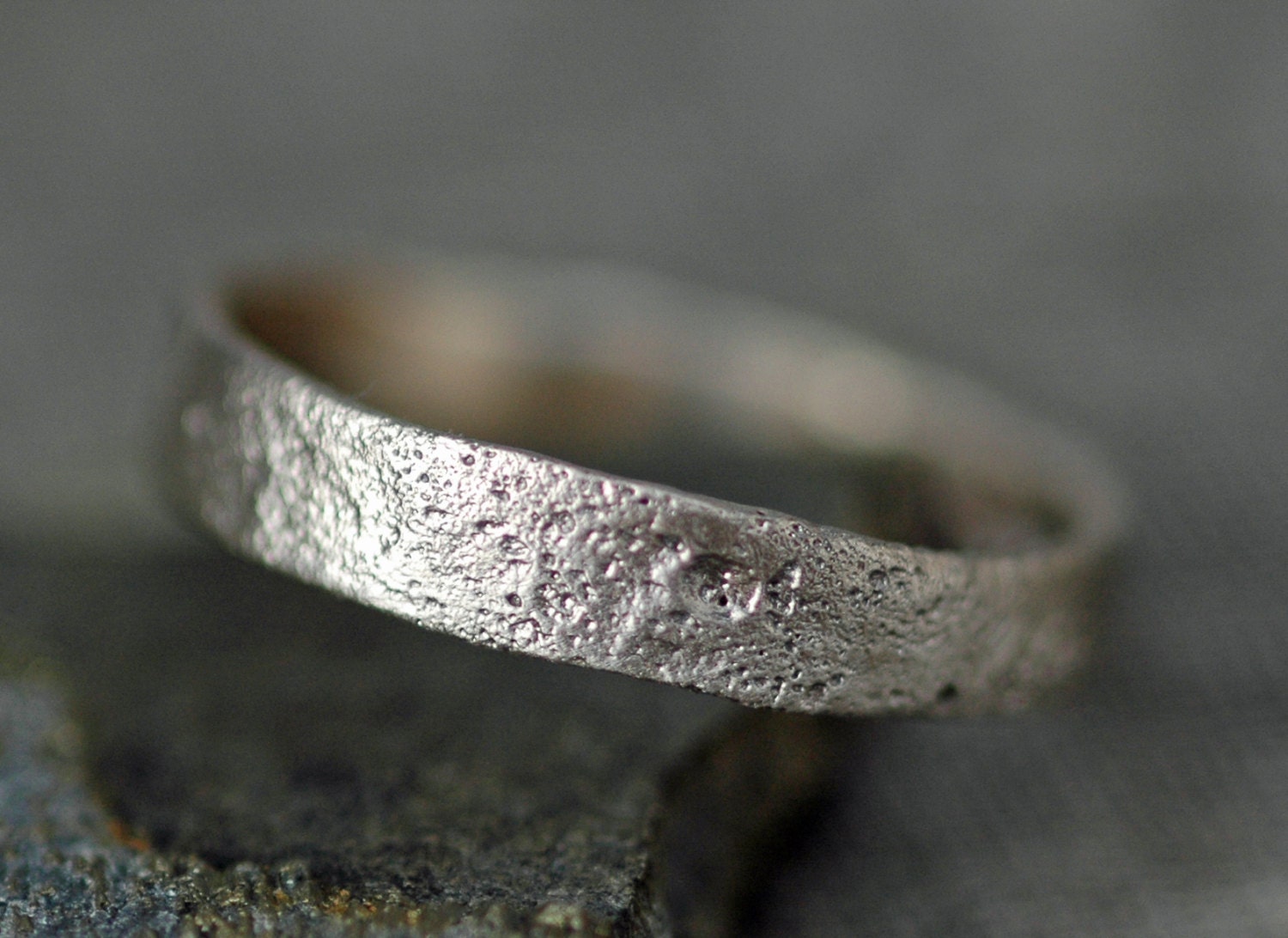 Retikulierter Recycled Gold Ring - Custom Made To Order Moon Textured Wedding Band von Specimental