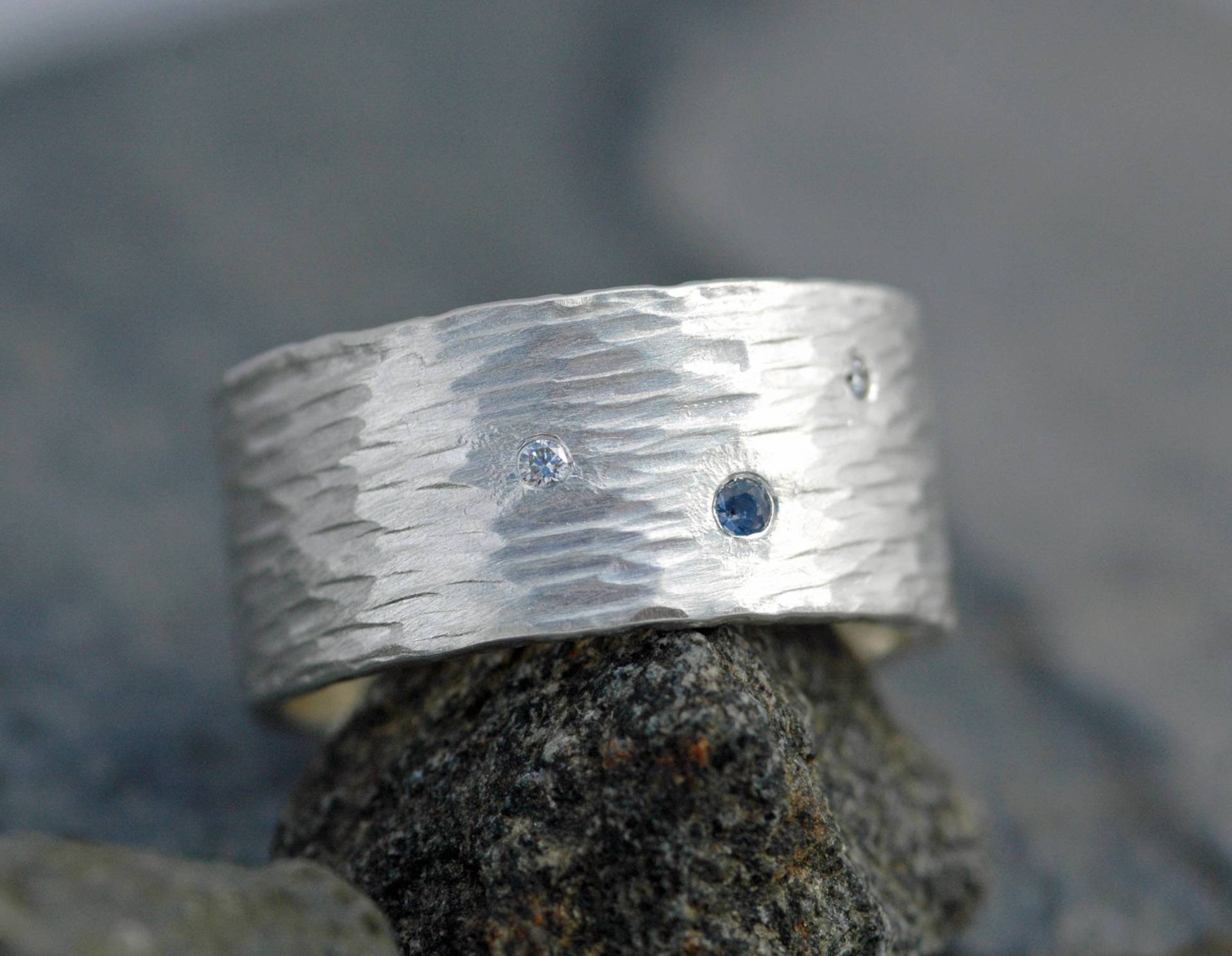 Ring Aus Gehämmertem Sterlingsilber Mit Bündig Gefasstem Yogo-Gulch-Saphir Und Diamant-Melee - Auf Bestellung Handgefertigt von Specimental