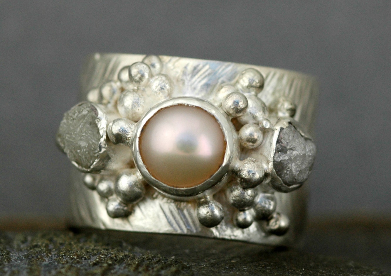 Rohe Diamanten Und Champagner Süßwasserperle in Texturiertem Sterling Silber Ring - Custom Made Handmade Rohe Diamanten Und Champagner Süßwasserperle in Texturiertem Sterling Silber Ring - Custom Made Handmade von Specimental