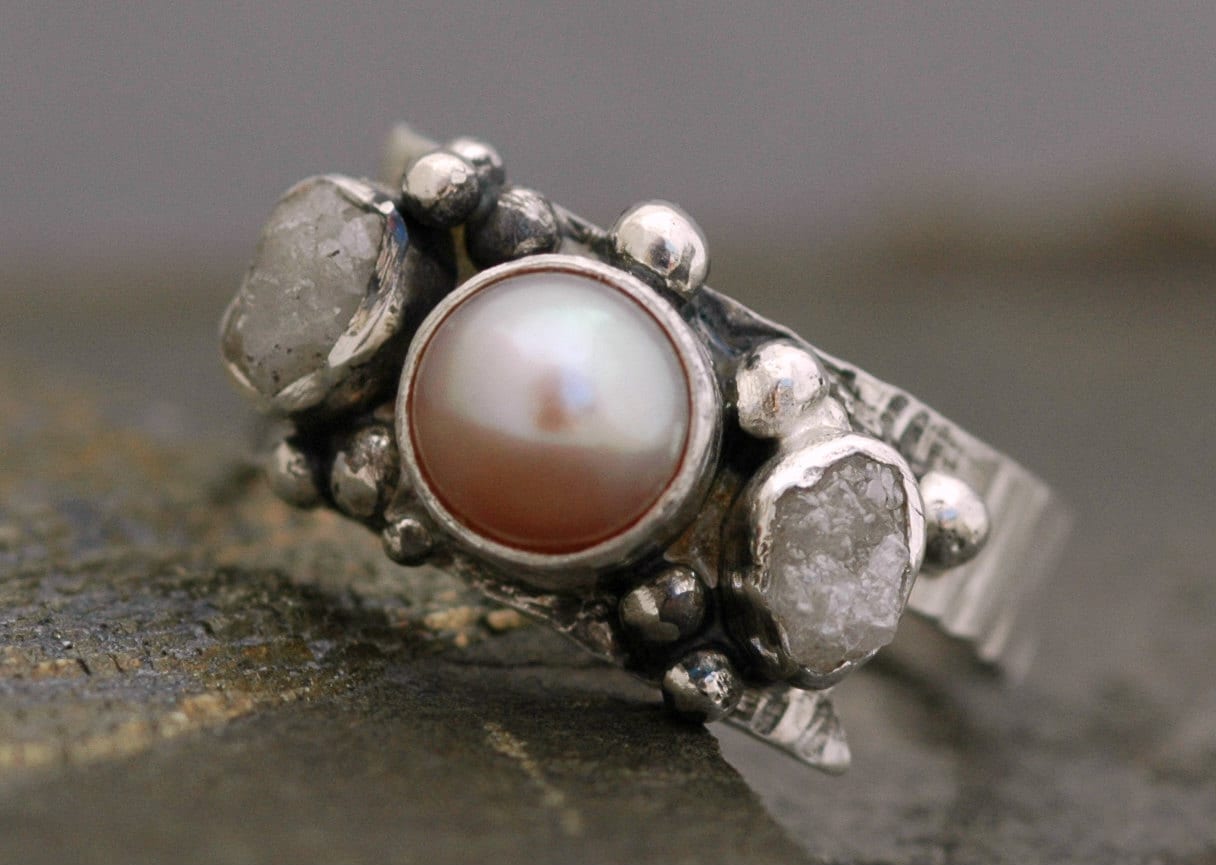 Rohe Rohdiamanten Und Lavendel Rosa Perle in Strukturiertem Sterling Silber Ring - Nach Maß von Specimental