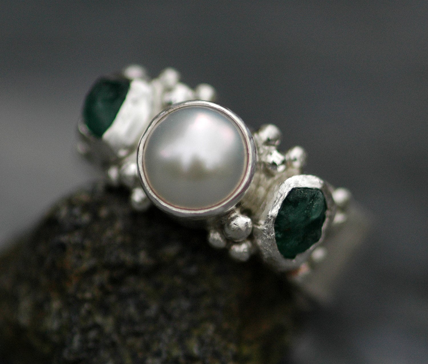 Roher Smaragd Und Weiße Perle in Gehämmertem Sterling Silber Ring - Drei Ringe Braut Set von Specimental