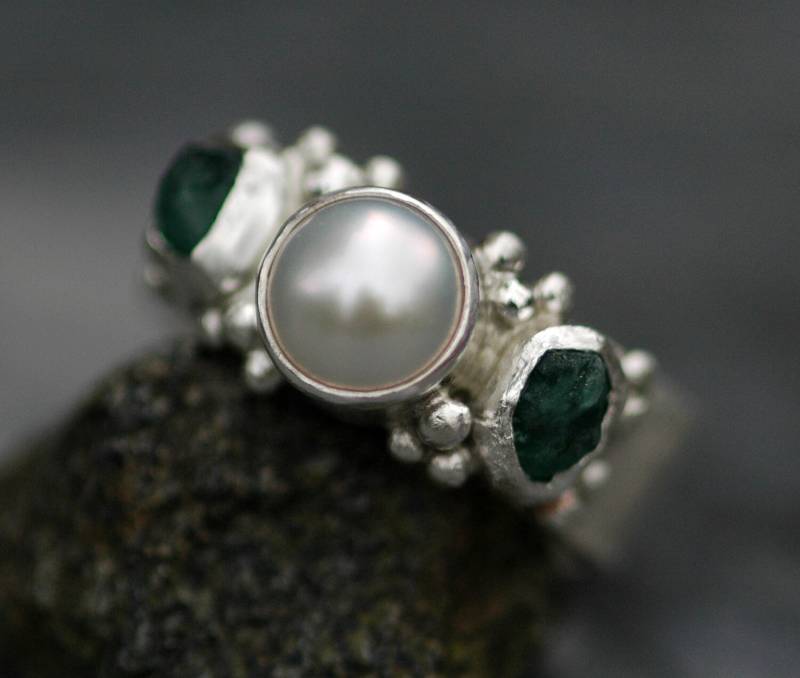 Roher Smaragd Und Weiße Perle in Gehämmertem Sterlingsilber-Ring - Drei Ring-Braut-Set Handgefertigt von Specimental