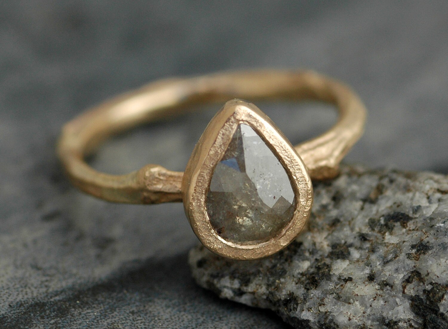 Rosenschliff Diamant in Recyceltem 14K Gold Zweig Ring - Custom Made To Order Verlobungsring von Specimental