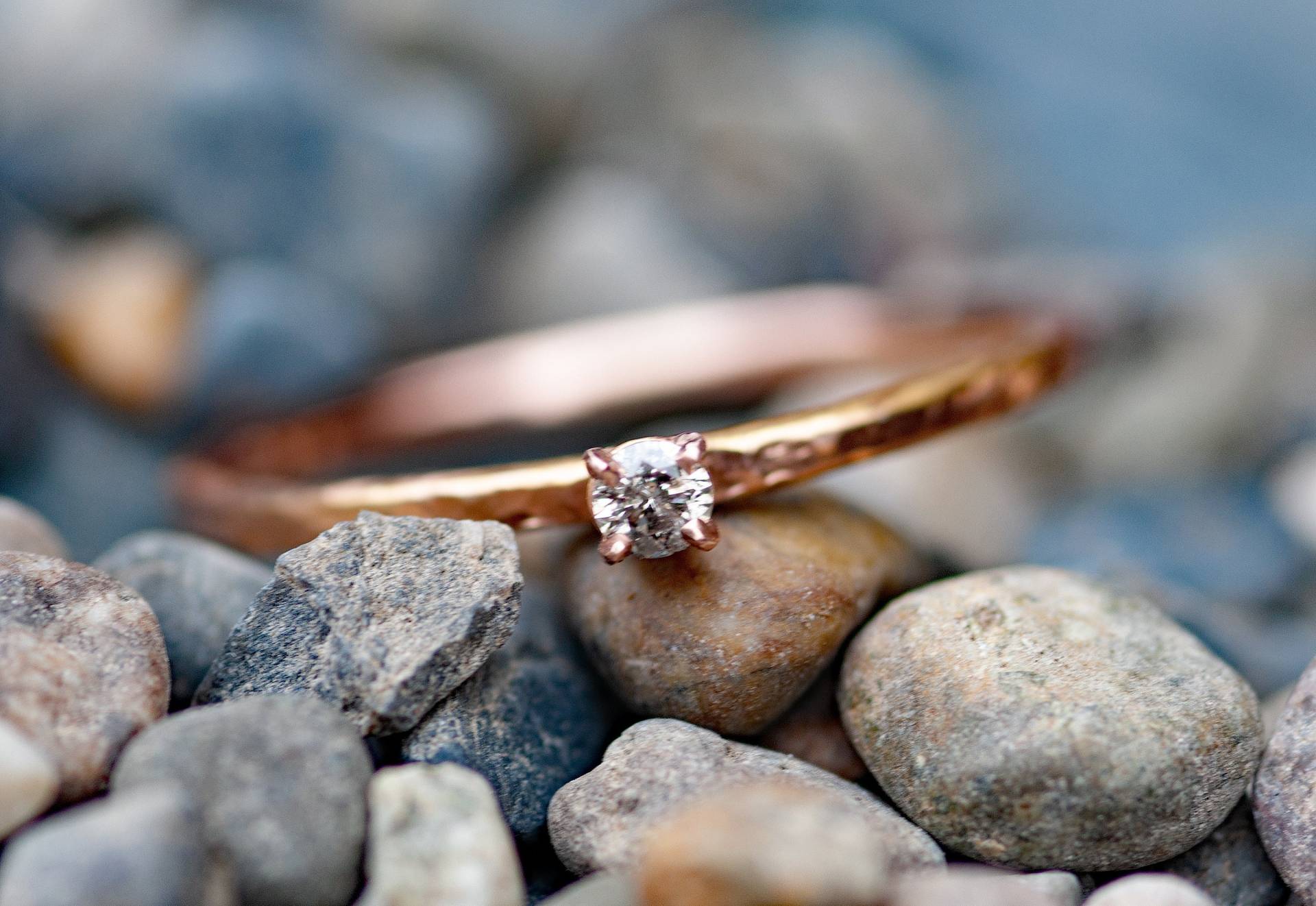 Salz Und Pfeffer Diamant Auf Dünnem Solid Recycled 14K Rose Gold Stacking Verlobungsring Größe 8 Versandfertig Handmade von Specimental