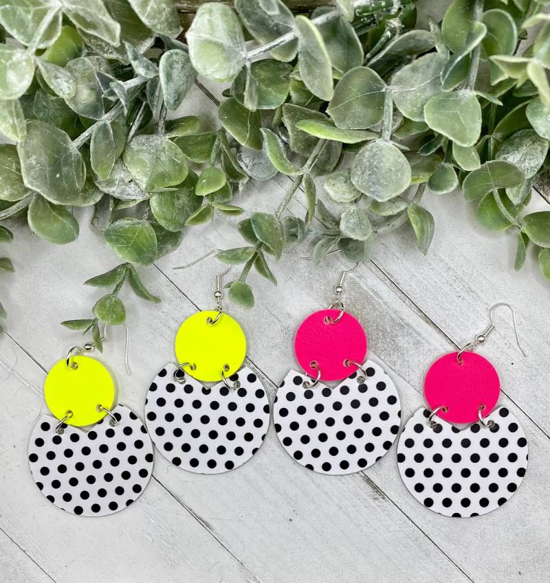 Schwarze Und Weiße Tupfen Ohrringe, Neon Rosa Schmuck, Gelb Geschenk Für Sie, Mutige Handgemachter Schmuck von SpeckledSparrowTX