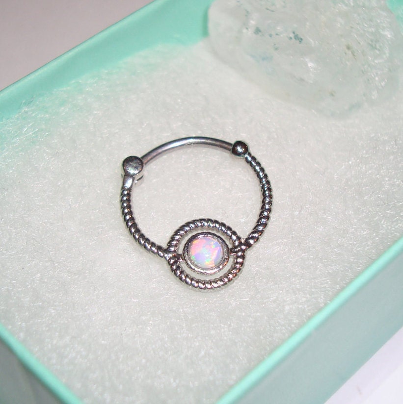 Paketschnur Stil Einzelne Opalite Septum Clicker, 16G Paketschnur Stil Einzelne Opalite Septum Clicker, 16G von SpectrumBodyJewelry