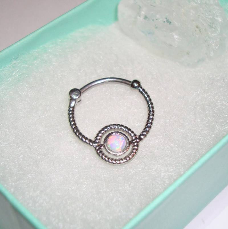 Paketschnur Stil Einzelne Opalite Septum Clicker, 16G Paketschnur Stil Einzelne Opalite Septum Clicker, 16G von SpectrumBodyJewelry