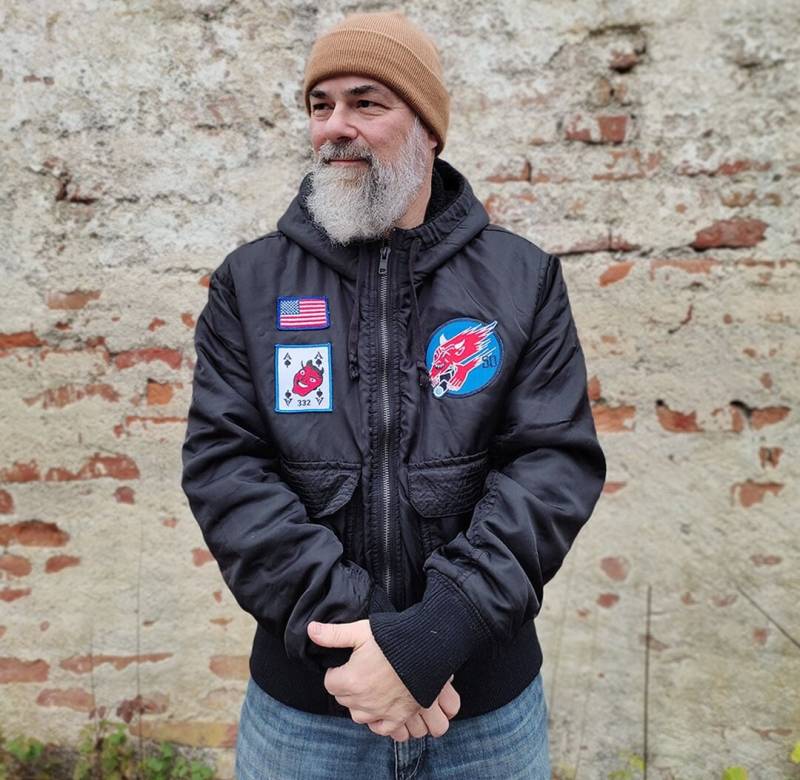 Bomberjacke in Schwarz Mit Gestickten Patches Und Kapuze Von Divided Gr L Fliegerjacke Armyjacke von SpeedCowboy