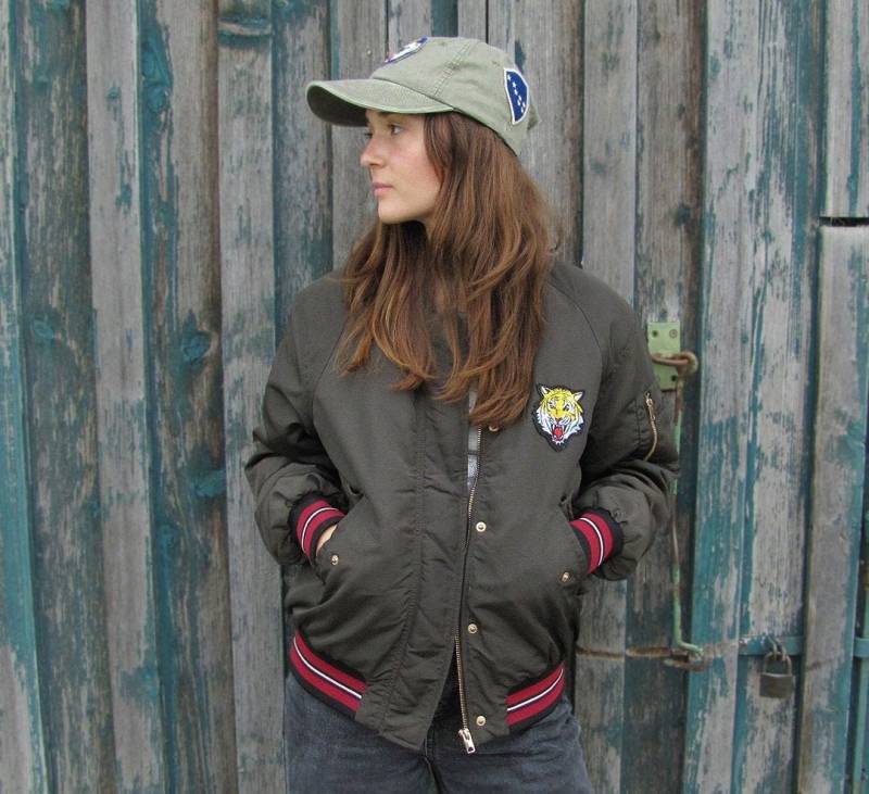 Damen Bomberjacke Von Divided Mit Kontrastbündchen Wie Eine Collegejacke Cooler Vintage Style Tiger Patch Aus Den 80Ern von SpeedCowboy