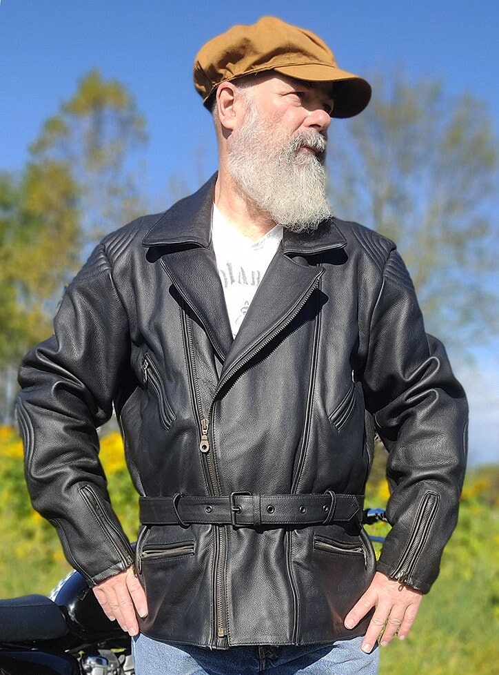 Motorradjacke Von Spirit Motors in Xxl Aus Schwerem Leder Eine Robuste Lederjacke Für Cafe Racer Oldtimer Und Chopper von SpeedCowboy