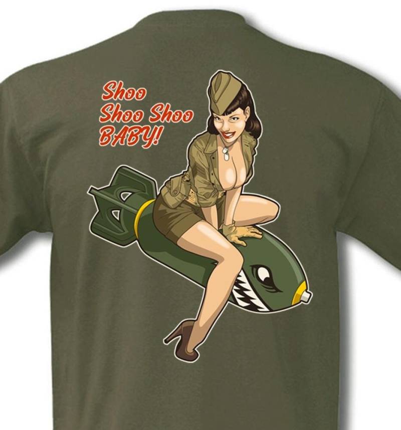 T-Shirt Mit Pin Up Print Hinten Und Logo Vorn Im Air Force Style in Oliv Von M-xxl von SpeedCowboy