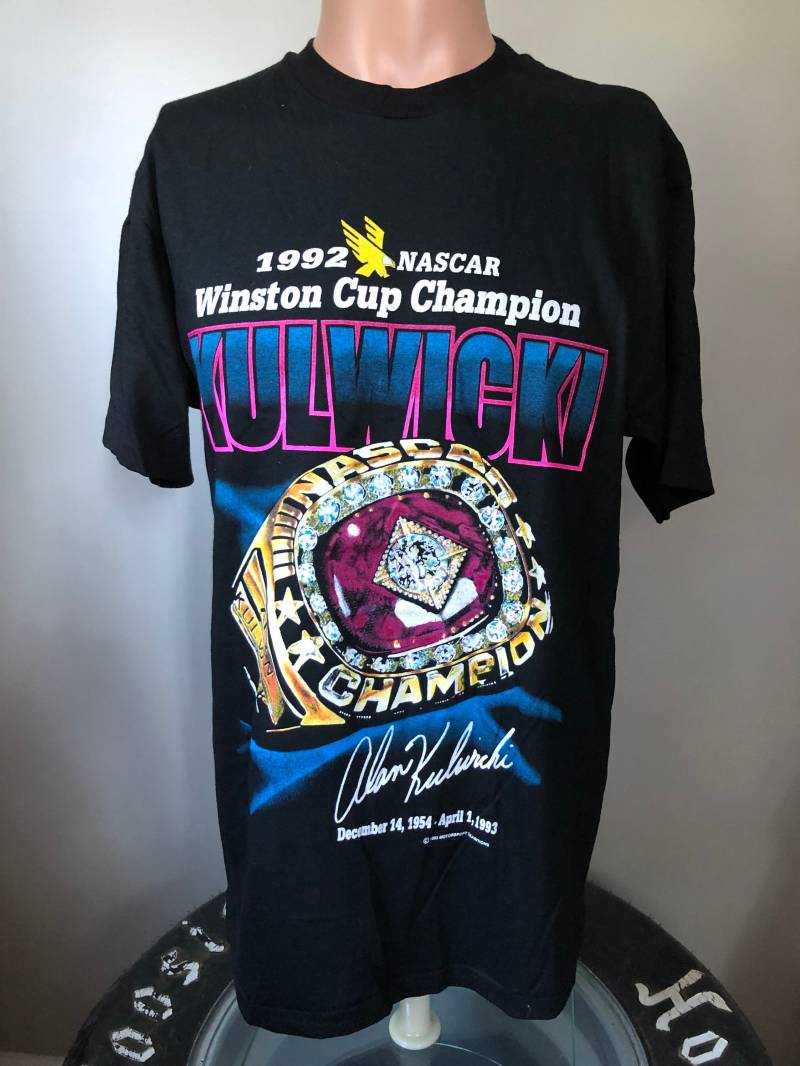 Deadstock Alan Kulwicki Winston Cup Ringmemoria T-Shirt M 90's Deadstock Alan Kulwicki Winston Cup Ringmemoria T-Shirt M 90's von SpeedwayTSJ