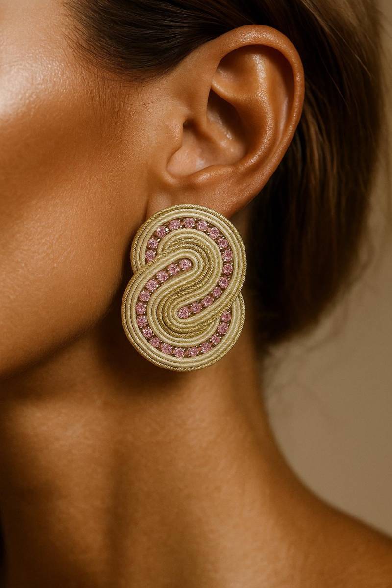 Gold Soutache Ohrringe Pink Crystal Bestickter Statement Schmuck Gold Soutache Ohrringe Pink Crystal Bestickter Statement Schmuck von SpesLineDesign