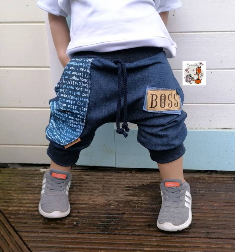 Kurze Pumphose Shorts Jogger Mit Nerd Schrift Label Änderbar von Spessartkidz